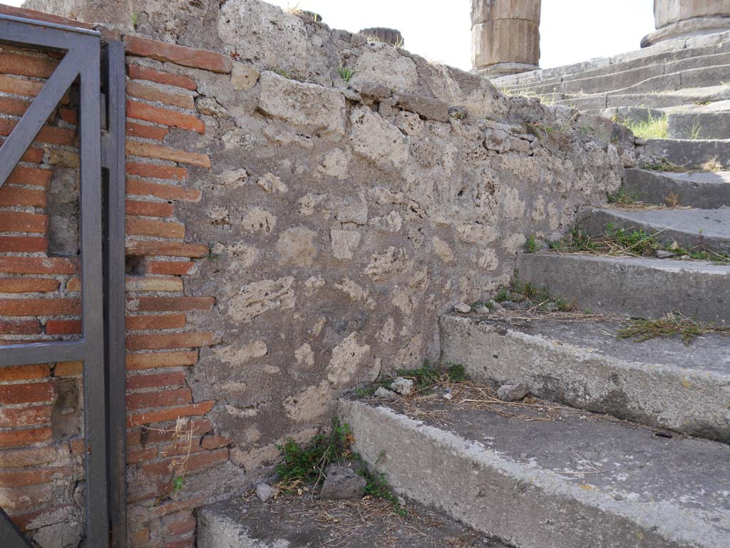 VII.8.01 Pompeii, September 2018. West side wall of steps on east side of Temple.
Foto Anne Kleineberg, ERC Grant 681269 DÉCOR.