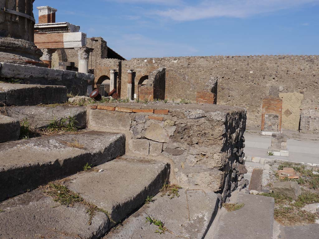 VII.8.01 Pompeii, September 2018. East side wall of steps on east side of Temple.
Foto Anne Kleineberg, ERC Grant 681269 DÉCOR.