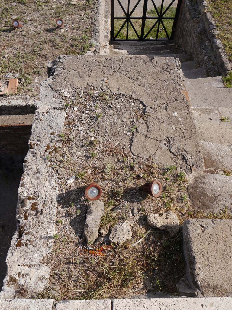 VII.8.01 Pompeii, September 2018. Top surface of base/area on east side of steps.
Foto Anne Kleineberg, ERC Grant 681269 DÉCOR.