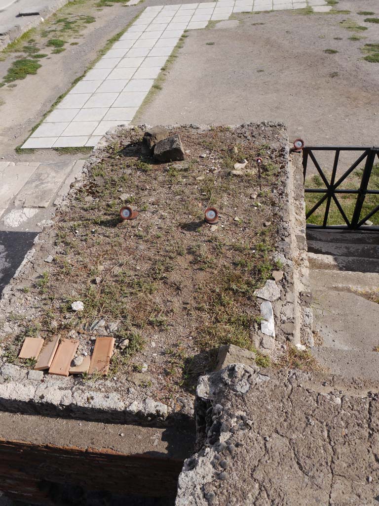 VII.8.01 Pompeii, September 2018. Top surface of base/area on east side of steps.
Foto Anne Kleineberg, ERC Grant 681269 DÉCOR.