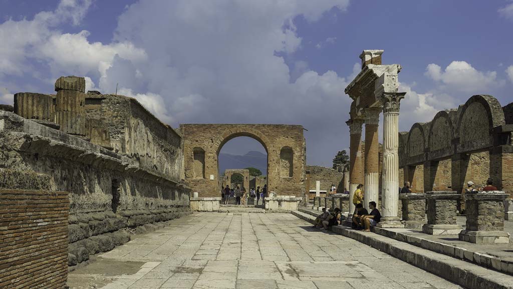 VII.8.1 Pompeii. August 2021.
Looking north along the east side of the Temple of Jupiter, on left, towards the Arch and Via del Foro. Photo courtesy of Robert Hanson.