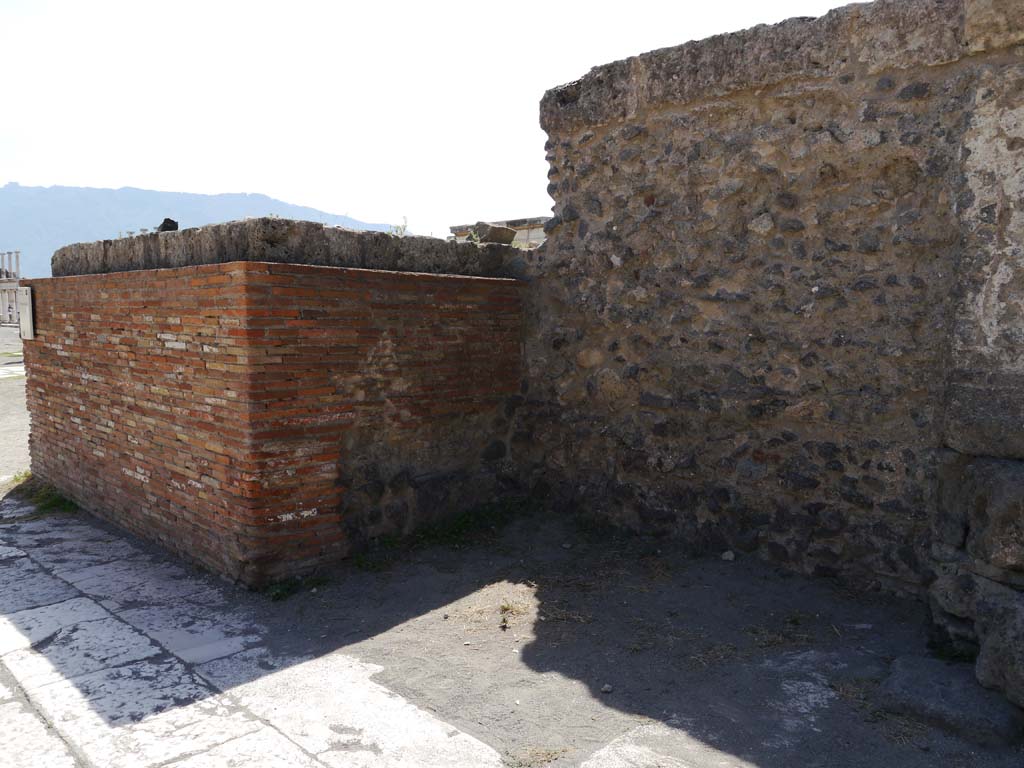 VII.8.01 Pompeii, September 2018.
South-east corner, looking towards two side walls, one masonry, one stone, of bases/area on east side of steps.
Foto Anne Kleineberg, ERC Grant 681269 DÉCOR.