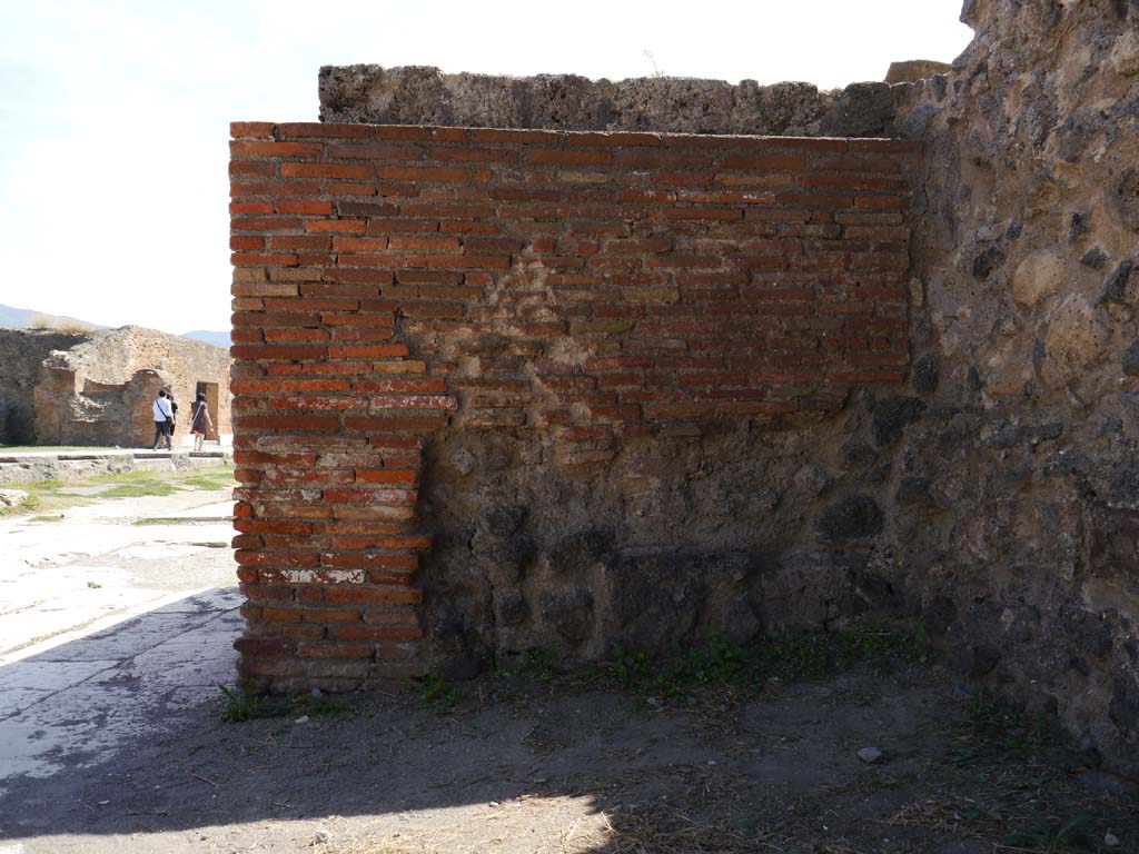 VII.8.01 Pompeii, September 2018. South-east corner, detail of masonry base, north side.
Foto Anne Kleineberg, ERC Grant 681269 DÉCOR.