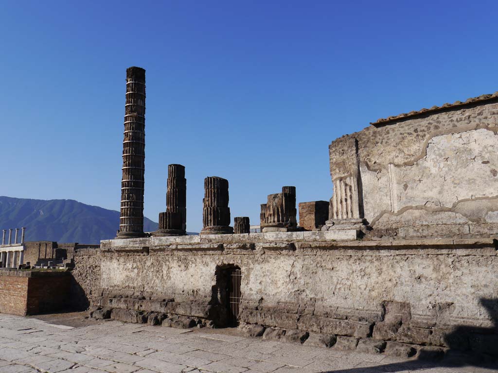 VII.8.01 Pompeii, September 2018. Looking towards south-east corner, on left, and wall with doorway, below podium/portico.
Foto Anne Kleineberg, ERC Grant 681269 DÉCOR.