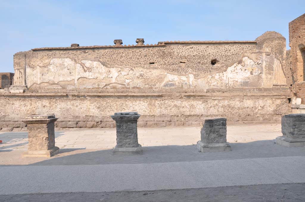 VII.8.01 Pompeii. July 2017. Exterior east side of Temple, looking west.
Foto Anne Kleineberg, ERC Grant 681269 DÉCOR.