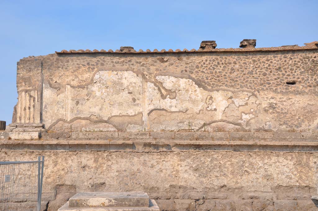 VII.8.01 Pompeii. July 2017. Exterior south-east side of cella of Temple, looking west.
Foto Anne Kleineberg, ERC Grant 681269 DÉCOR.