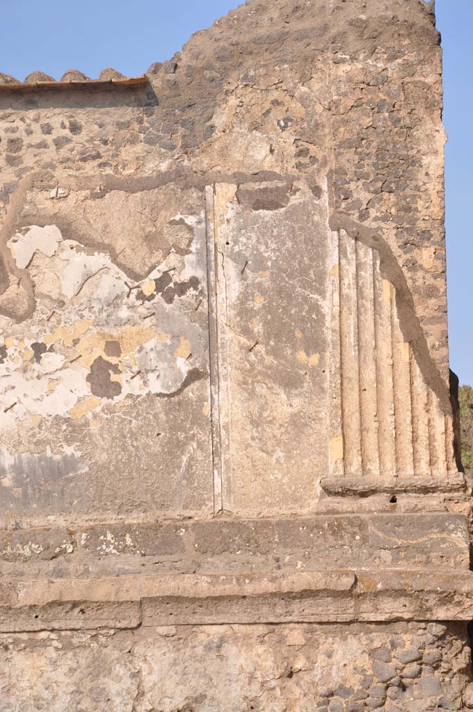 VII.8.01 Pompeii. July 2017. Exterior east side of Temple, detail at north end, looking west.
Foto Anne Kleineberg, ERC Grant 681269 DÉCOR.