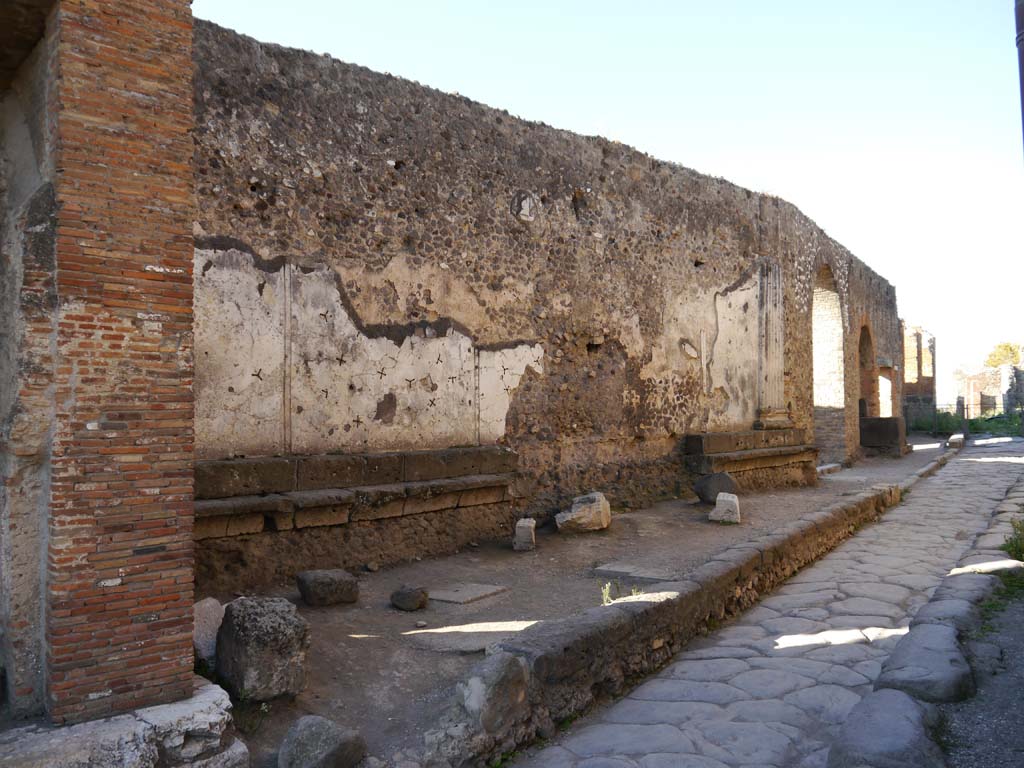 VII.8.01 Pompeii. September 2018. Looking west along north wall of Temple, in Vicolo dei Soprastanti.
Foto Anne Kleineberg, ERC Grant 681269 DÉCOR.