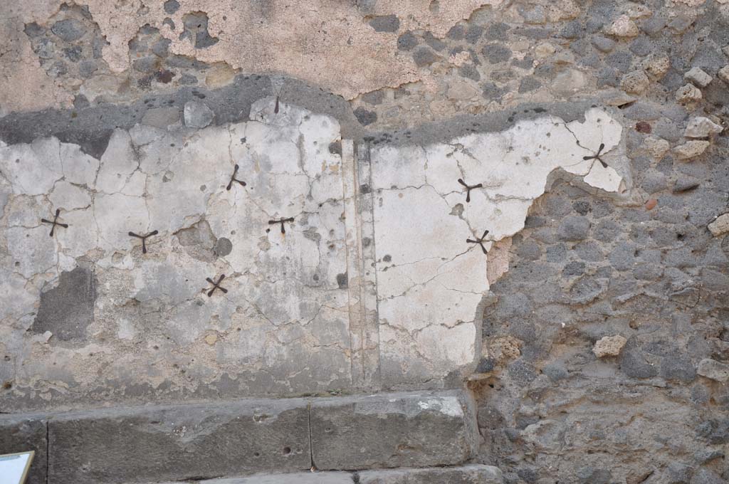 VII.8.01 Pompeii. July 2017.
Looking south at remains of decoration on the rear of the north wall of Temple of Jupiter, at the east end.
Foto Anne Kleineberg, ERC Grant 681269 DÉCOR.