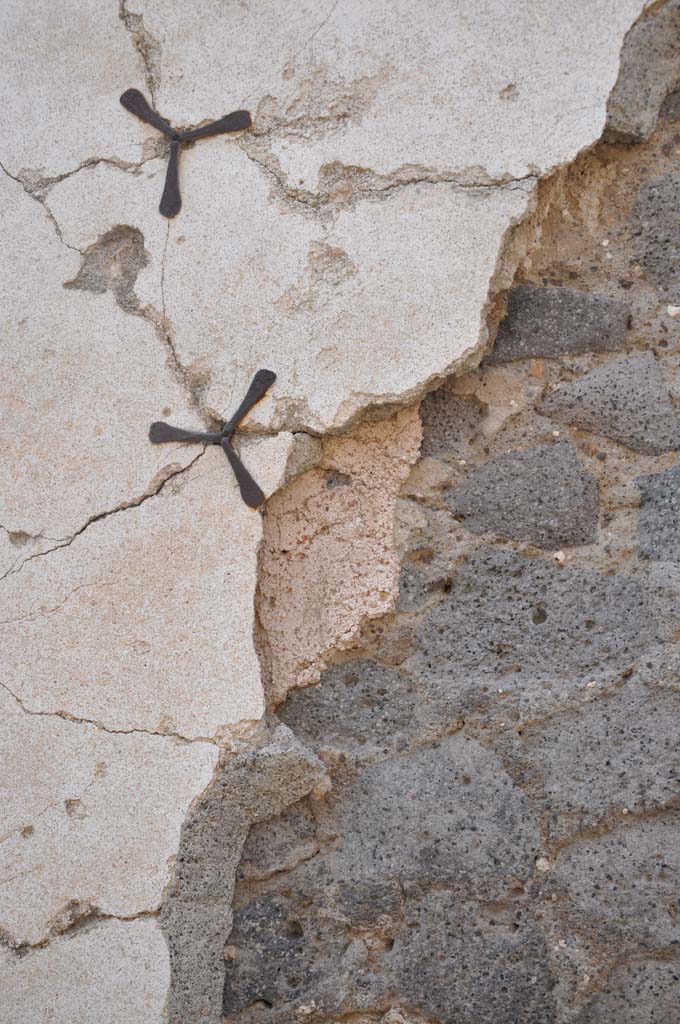 VII.8.01 Pompeii. July 2017. Detail of stucco on north wall at east end.
Foto Anne Kleineberg, ERC Grant 681269 DÉCOR.
