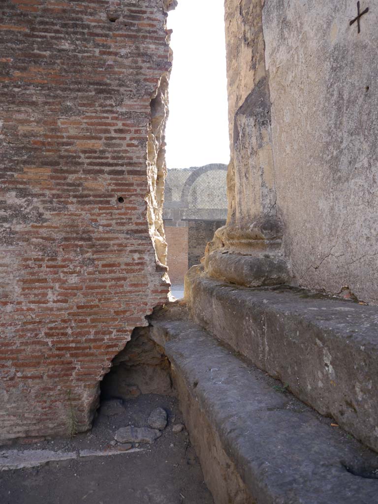 VII.8.01 Pompeii. September 2018.
North-east corner, looking east at join of Arch, masonry on left, and corner of Temple, on right.
Foto Anne Kleineberg, ERC Grant 681269 DÉCOR.