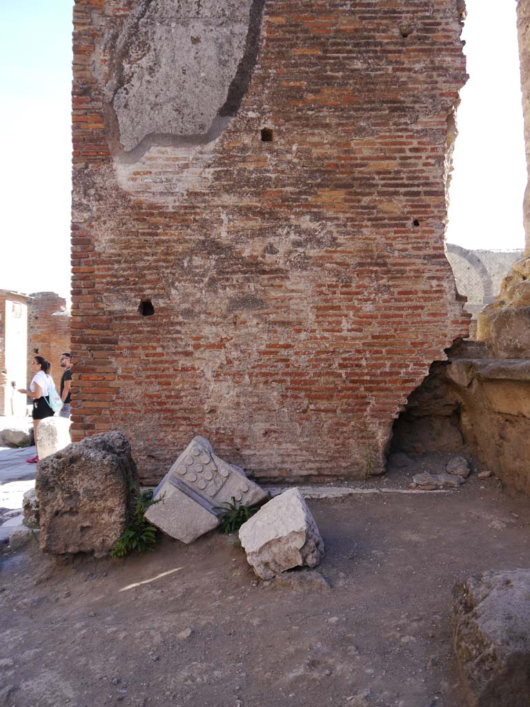 VII.8.01 Pompeii. September 2018. West masonry wall of Arch in north-east corner of Temple.
Foto Anne Kleineberg, ERC Grant 681269 DÉCOR.