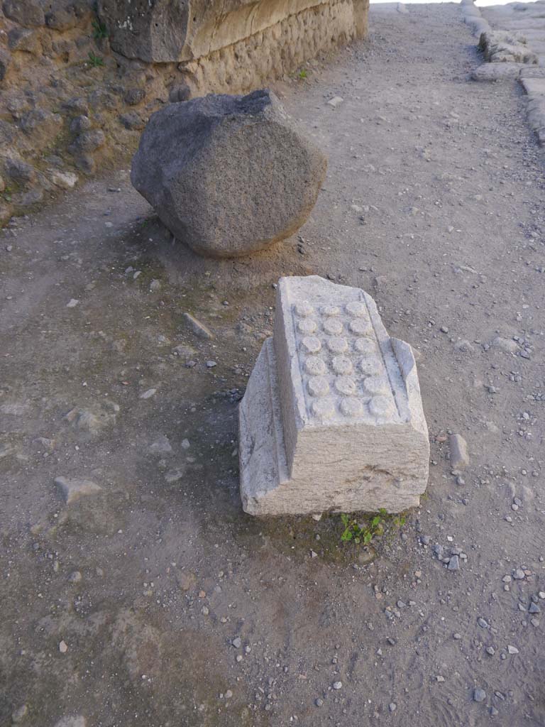 VII.8.1 Pompeii. September 2018. Tufa and marble objects in pavement.
Foto Anne Kleineberg, ERC Grant 681269 DÉCOR