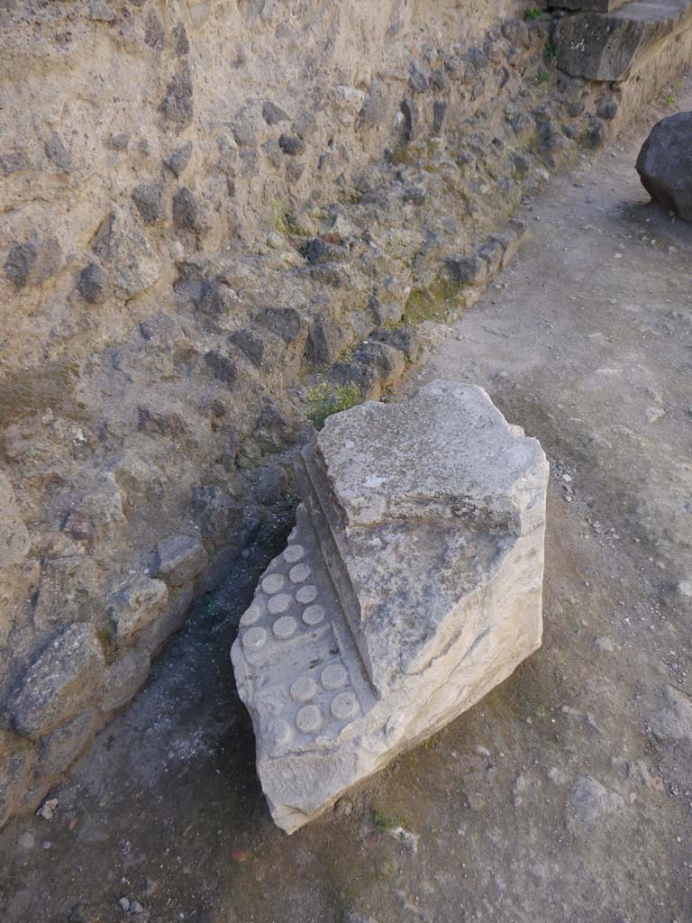 VII.8.1 Pompeii. September 2018. Marble object on pavement.
Foto Anne Kleineberg, ERC Grant 681269 DÉCOR.