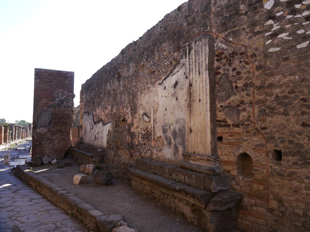 VII.8.01 Pompeii. September 2018. Looking east along north wall of Temple in Vicolo dei Soprastanti.
Foto Anne Kleineberg, ERC Grant 681269 DÉCOR.