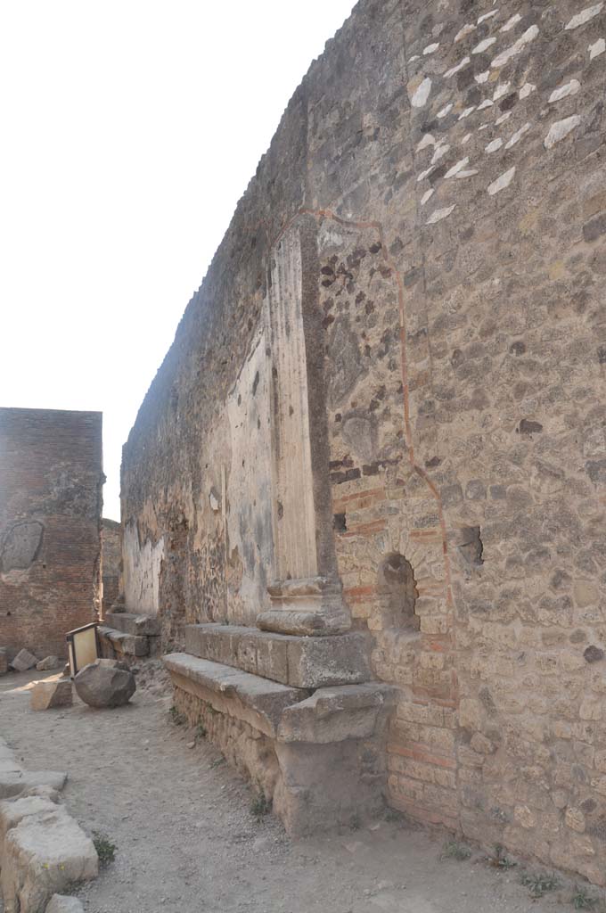 VII.8.01 Pompeii. July 2017. Looking east along north wall of Temple in Vicolo dei Soprastanti.
Foto Anne Kleineberg, ERC Grant 681269 DÉCOR.