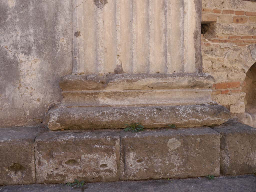 VII.8.01 Pompeii. September 2018. North wall of Temple, base of stucco pilaster.
Foto Anne Kleineberg, ERC Grant 681269 DÉCOR.