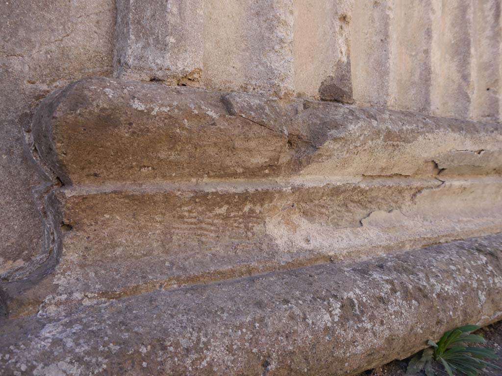 VII.8.01 Pompeii. September 2018. Detail of base of stucco pilaster on exterior north wall of Temple.
Foto Anne Kleineberg, ERC Grant 681269 DÉCOR.