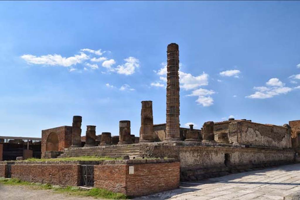 VII.8.1 Pompeii. April 2018. Looking north-west across the Forum to the Temple. Photo courtesy of Ian Lycett-King. Use is subject to Creative Commons Attribution-NonCommercial License v.4 International.