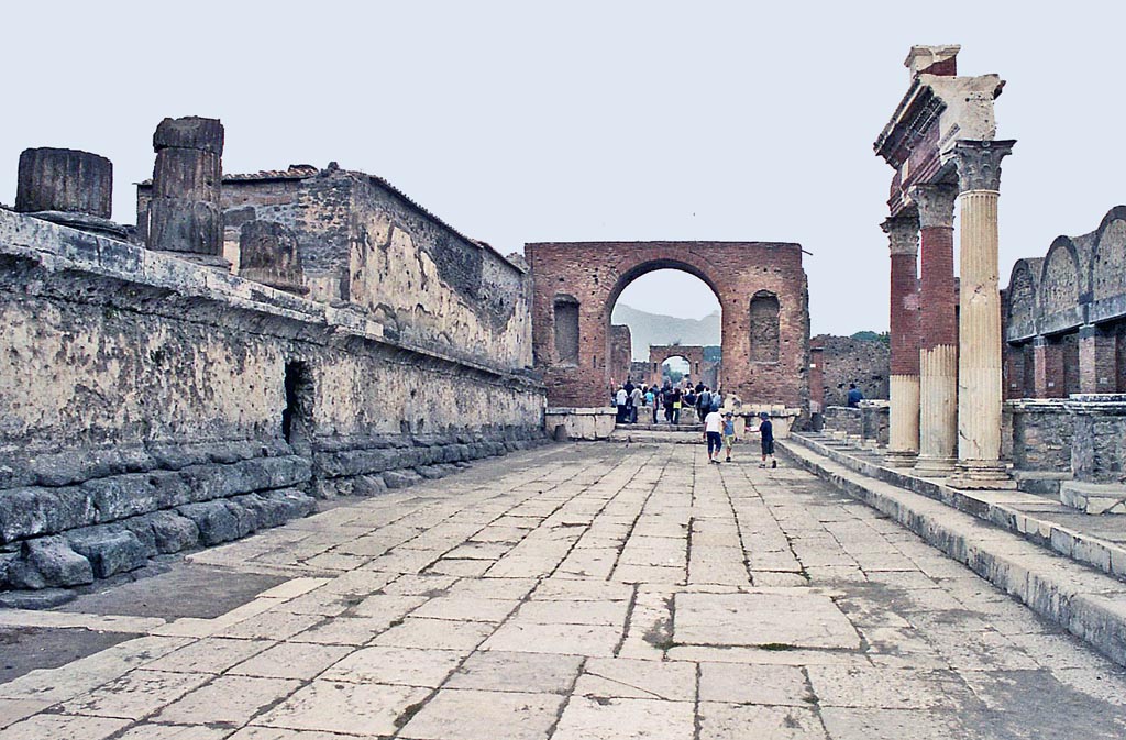 VII.8.1 Pompeii. October 2001.
Looking north along the east side of the Temple of Jupiter, on left, towards the Arch and Via del Foro. Photo courtesy of Peter Woods.