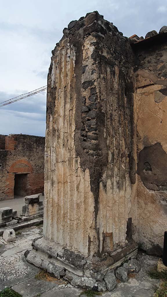 VII.8.1 Pompeii. August 2021. Pilaster at west end of Temple wall on podium.
Foto Annette Haug, ERC Grant 681269 DÉCOR.
