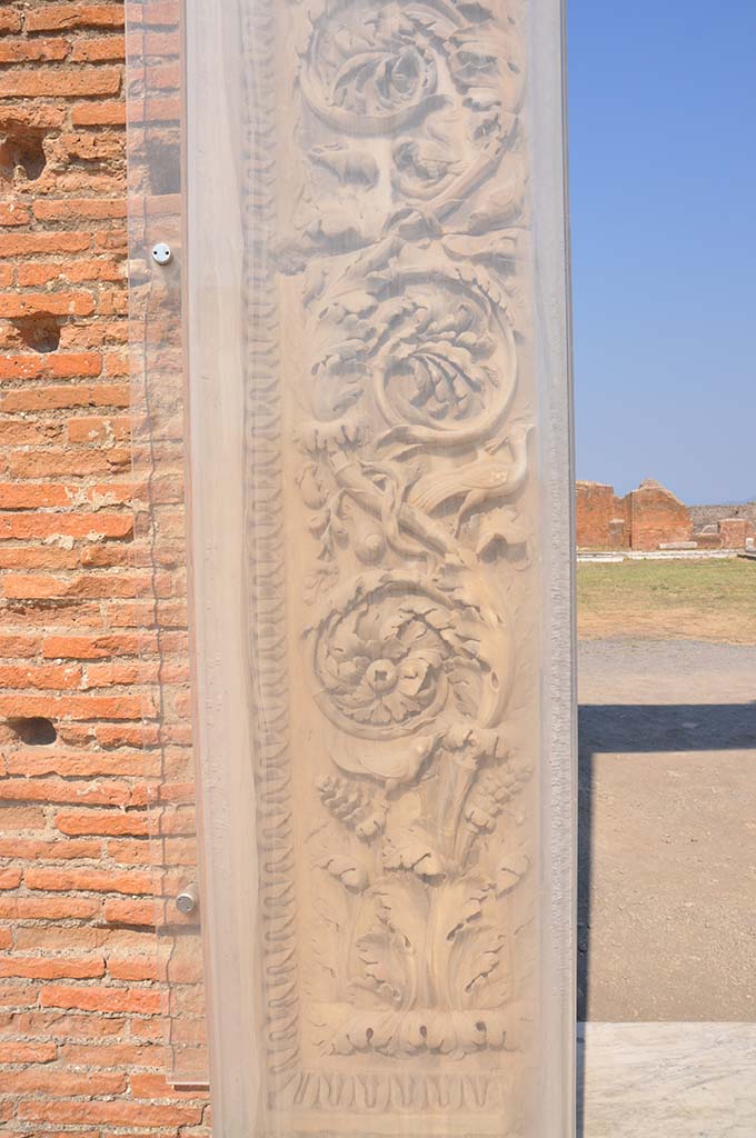 VII.9.1, Pompeii. July 2017. Entrance decoration, base of north side of doorway.
Foto Anne Kleineberg, ERC Grant 681269 D�COR.
