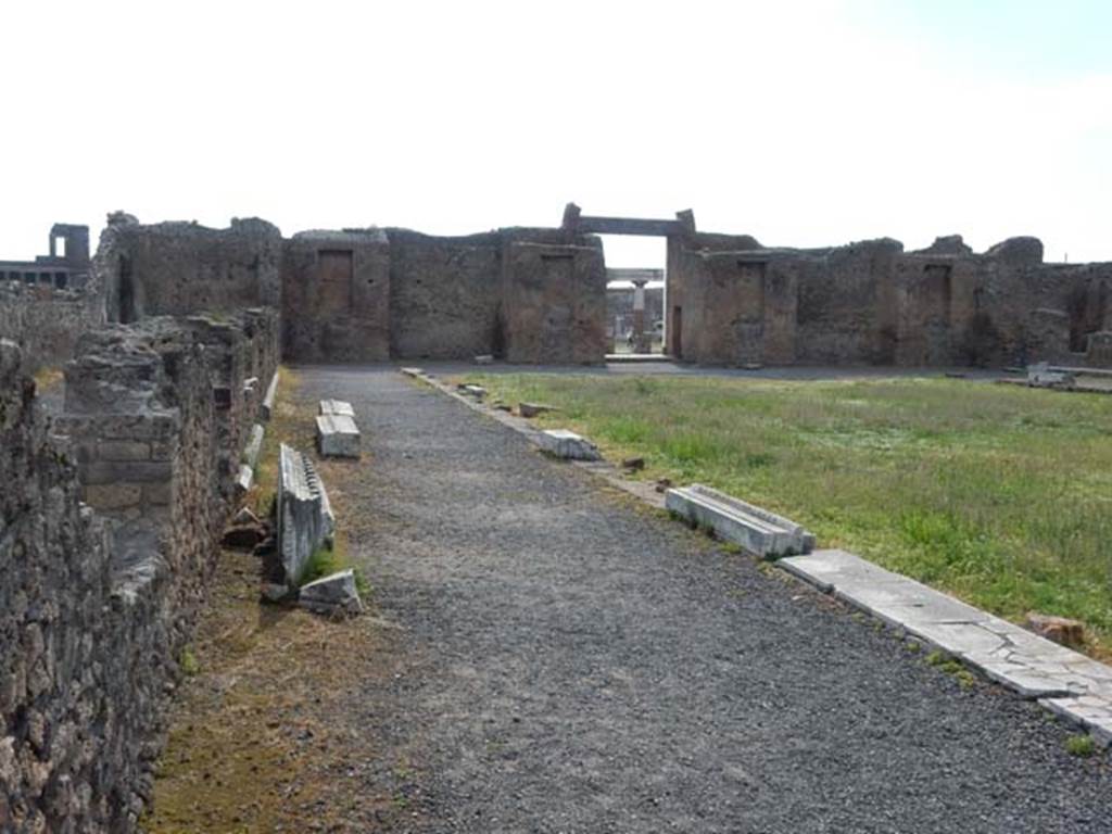 VII.9.1 Pompeii. May 2015. Looking west along south colonnade 9, from near south-east corner. Photo courtesy of Buzz Ferebee.