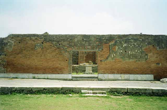 VII.9.2  Pompeii. December 2007.  Looking through entrance to north wall.