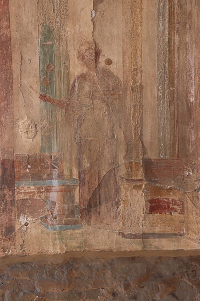 VII.9.7 and VII.9.8 Pompeii. October 2022.
Detail of female figure from west wall. Photo courtesy of Klaus Heese.