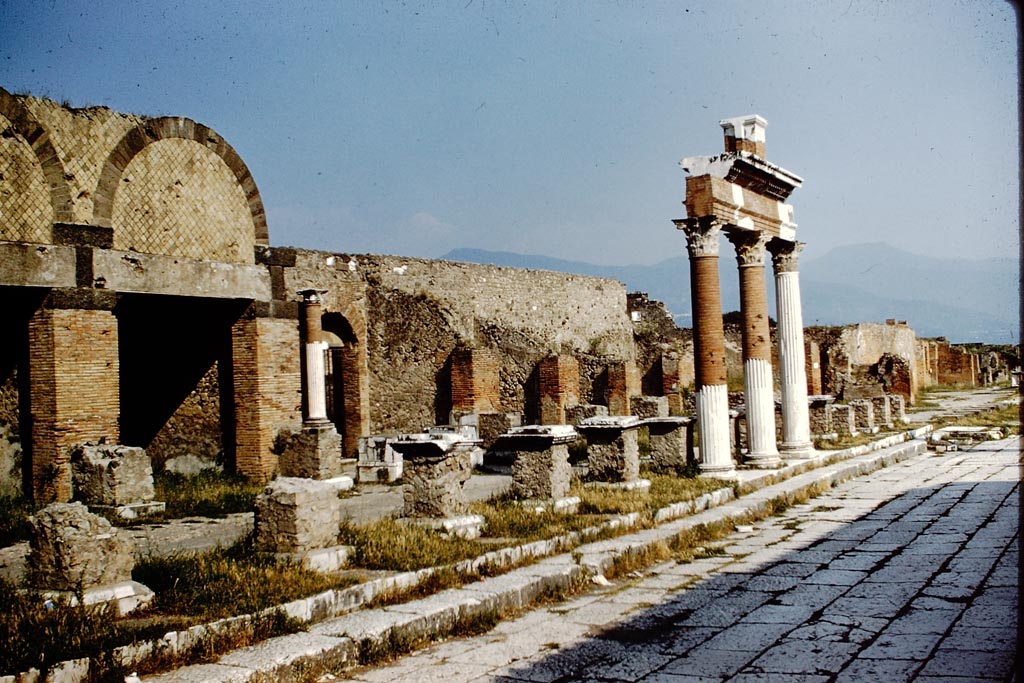 VII.9.9 Pompeii, on left. 1961. Looking south-east from east side of Forum. Photo by Stanley A. Jashemski.
Source: The Wilhelmina and Stanley A. Jashemski archive in the University of Maryland Library, Special Collections (See collection page) and made available under the Creative Commons Attribution-Non Commercial License v.4. See Licence and use details.
J61f0652