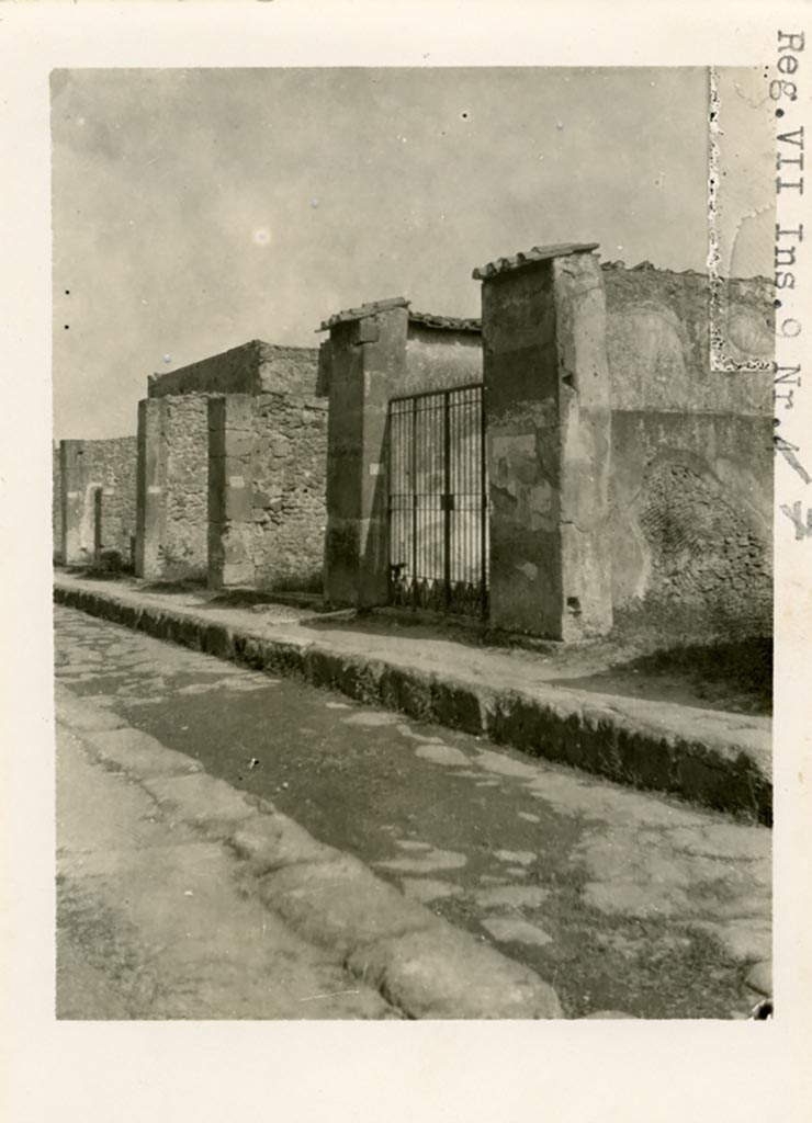 VII.9.19 Pompeii. Pre-1937-39. Looking east along south side of Via degli Augustali.
Photo courtesy of American Academy in Rome, Photographic Archive. Warsher collection no. 1155.