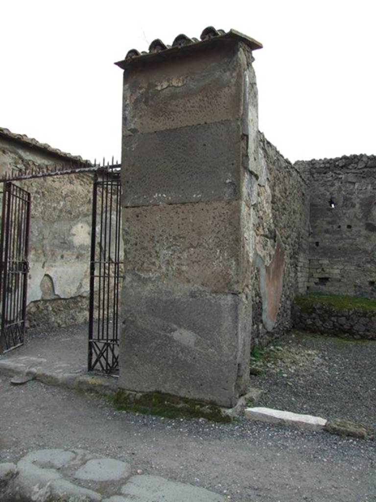 VII.9.19 Pompeii. December 2007. Pilaster between VII.9.19 and VII.9.18 on west side of entrance to Macellum.