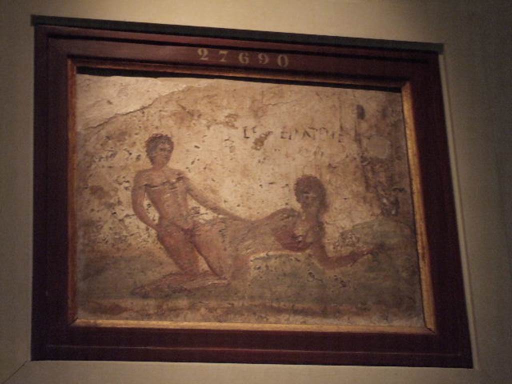 VII.9.33 Pompeii. Wall painting of man and woman with the words “Lente Impelle”. According to L. Eschebach this was found in “first room on right”. See Eschebach, L., 1993. Gebäudeverzeichnis und Stadtplan der antiken Stadt Pompeji. Köln: Böhlau. (p.315). The painting was discovered on 11th October 1822. See Prisciandaro, R., 2006. Studio sulle provenienze degli oggetti rinvenuti negli scavi borbonici del regno di Napoli: Una lettura integrata, coordinata e commentata della documentazione Volume 1. Naples : Nicola Longobardi. (p.125). Now in Naples Archaeological Museum. Inventory number: 27690.