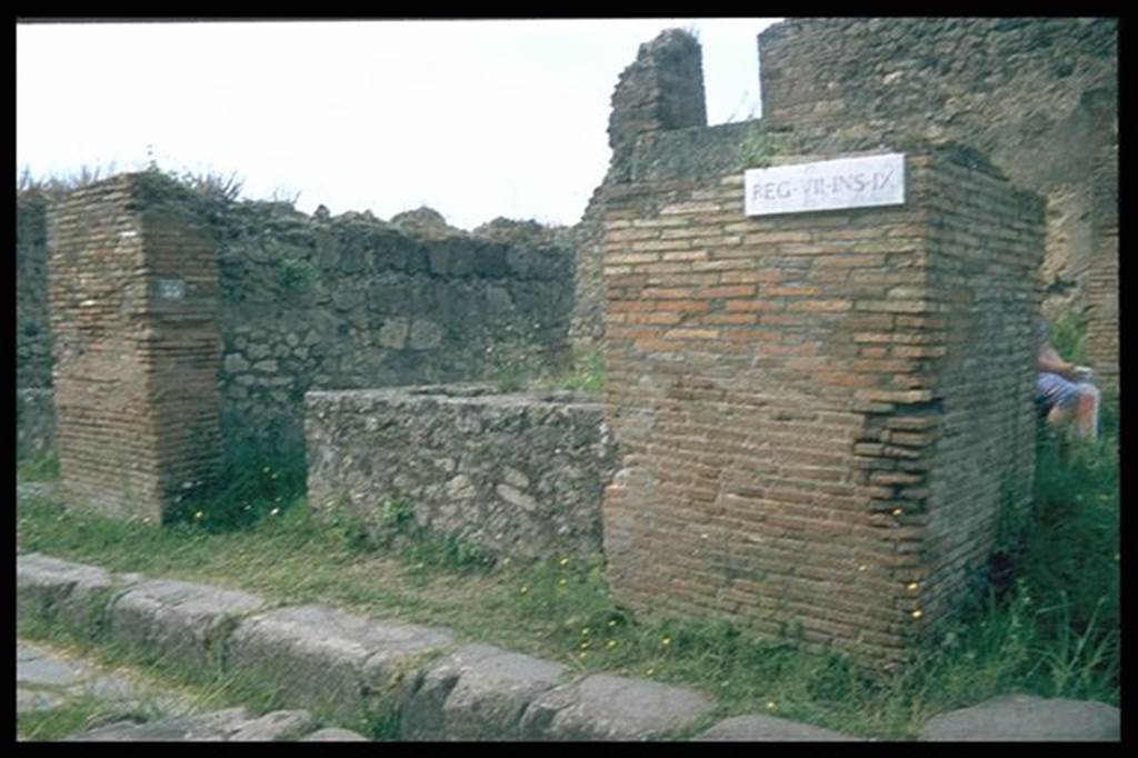 VII.9.55 Pompeii.  Shop on  Vicolo di Eumachia.  Photographed 1970-79 by G�nther Einhorn, picture courtesy of his son Ralf Einhorn.
