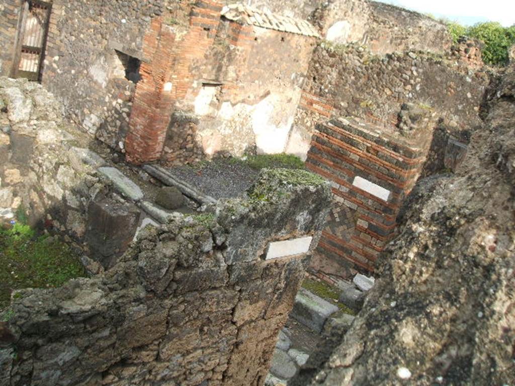 VII.9.61 Pompeii, at bottom left. December 2004. Taken from top of Eumachia�s building