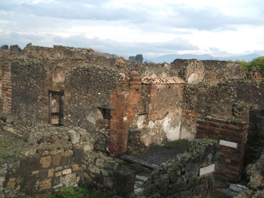 VII.9.61 Pompeii, at bottom left. December 2004.Taken from top of Eumachia�s building.