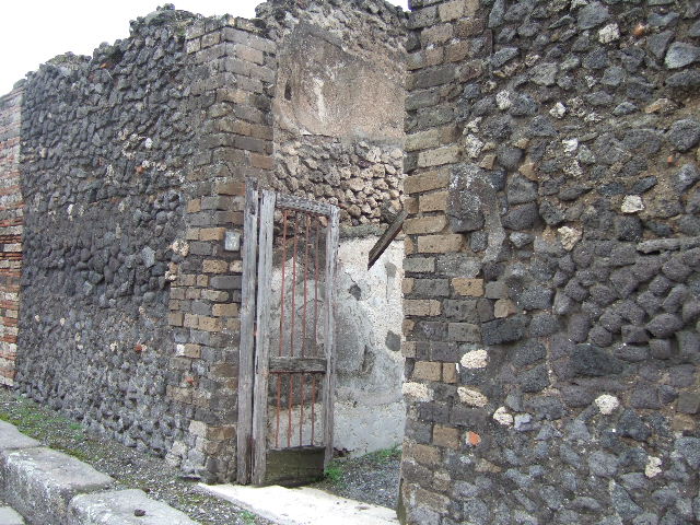 VII.10.3 Pompeii. December 2005. Looking east from entrance, through fauces 1.