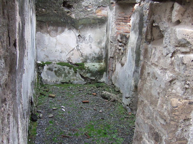 VII.10.3 Pompeii. December 2005. Doorway to room 5 on north side of atrium.