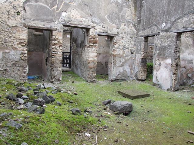 VII.11.14 Pompeii. March 2009. Entrance to Room 7. Tablinum. Looking north.