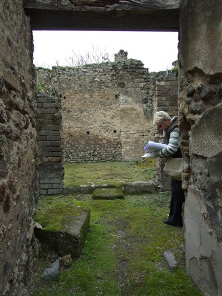 VII.11.14 Pompeii.  March 2009. End of fauces, looking west to step into Garden area �A�