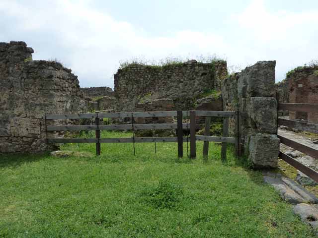 VII.12.1 Pompeii. December 2004. Remains of interior of oven.