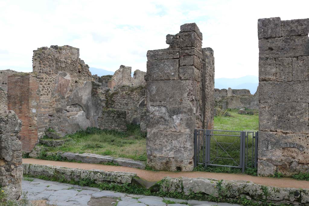 VII.12.4 Pompeii. December 2007. East wall of shop, with base of staircase.
According to Della Corte, an electoral recommendation was found written on the wall to the left of entrance number 4. It read –
Capella fac  [CIL IV 619].  See VII.12.3.
See Della Corte, M., 1965.  Case ed Abitanti di Pompei. Napoli: Fausto Fiorentino. (p.183)
