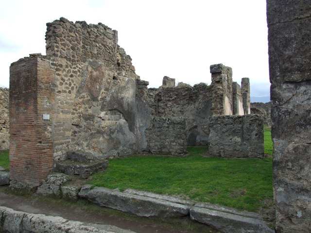 VII.12.4 Pompeii.  December 2007.  Entrance and east wall, looking east along Via degli Augustali.