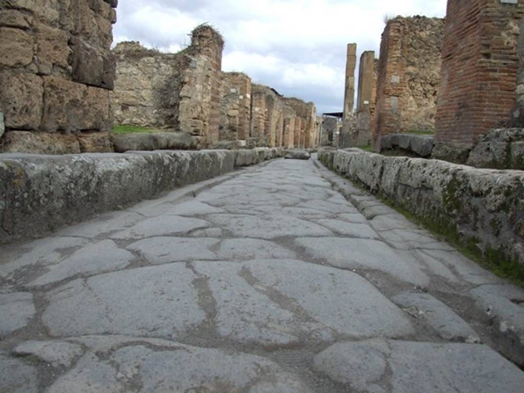 Via degli Augustali, Pompeii, looking east from outside VII.12.4. December 2007.