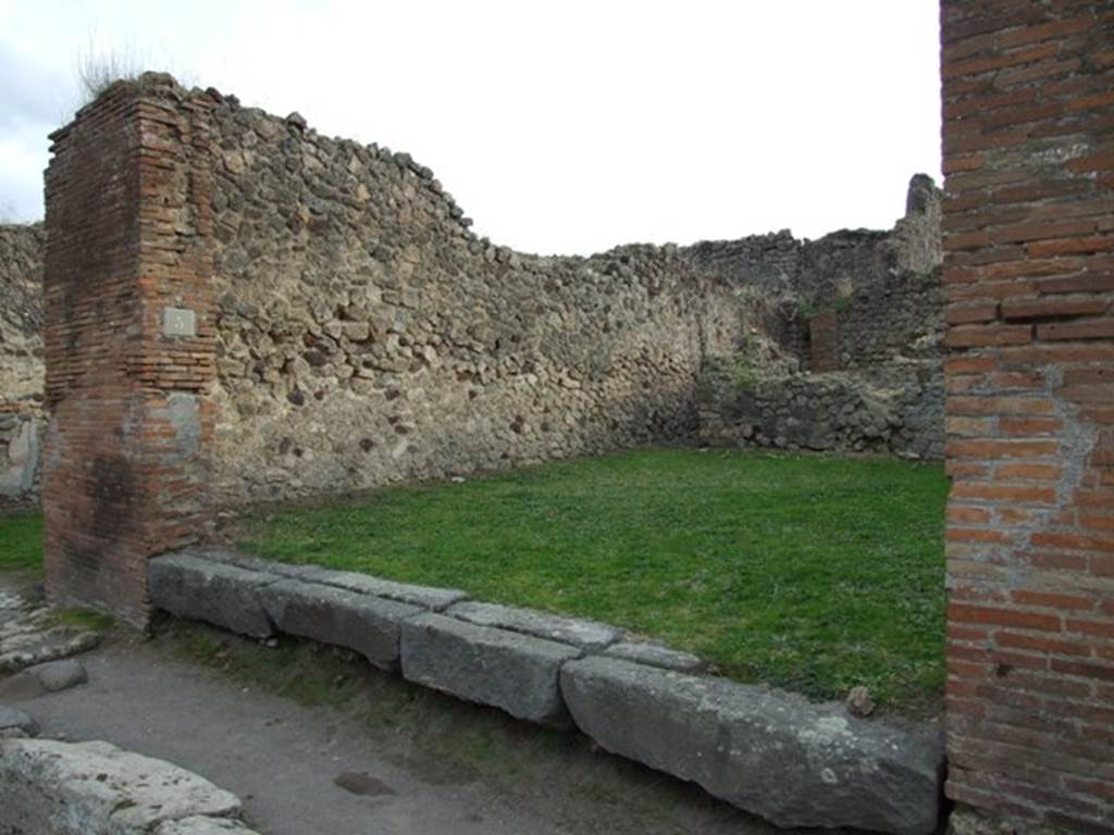 VII.12.5 Pompeii. December 2007. Entrance doorway. According to Della Corte, found written on the wall to the left of the entrance was an electoral recommendation �
Rutullius rog(at)     [CIL IV 622] See Della Corte, M., 1965.  Case ed Abitanti di Pompei. Napoli: Fausto Fiorentino. (p.183, and Note 2)  According to Epigraphik-Datenbank Clauss/Slaby (See www.manfredclauss.de), it read -

C() Cuspium Pansam
aed(ilem) Rutullius rog(at)       [CIL IV 622]
