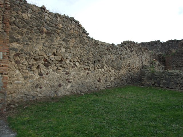 VII.12.5 Pompeii. September 2005. South wall with doorway to rear room.