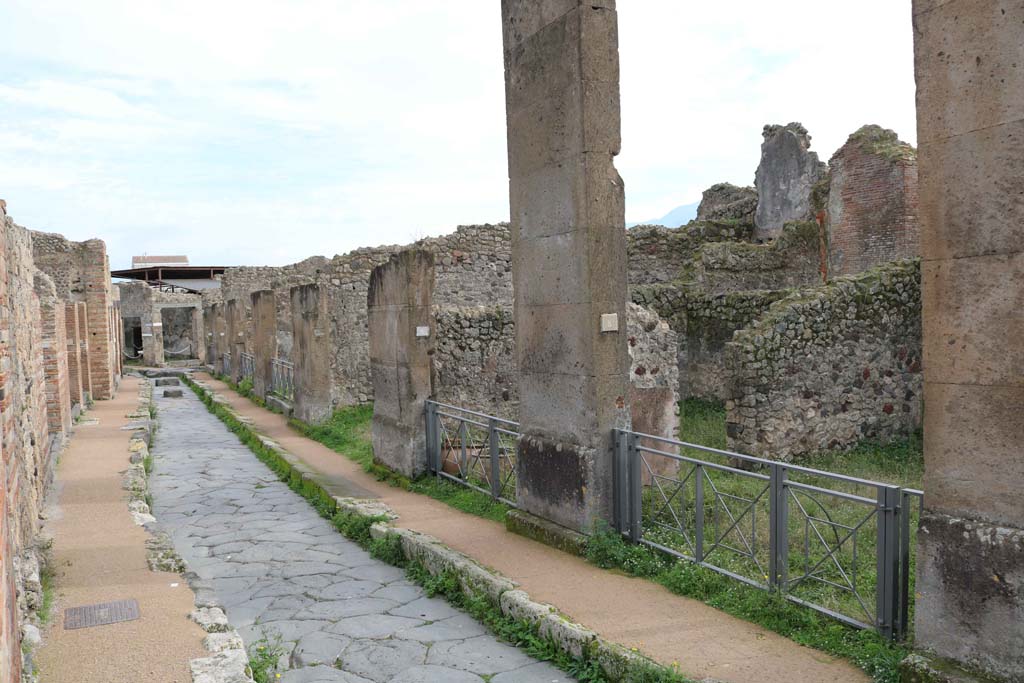 VII.12.8 Pompeii. September 2005. Entrance doorway and east wall.
