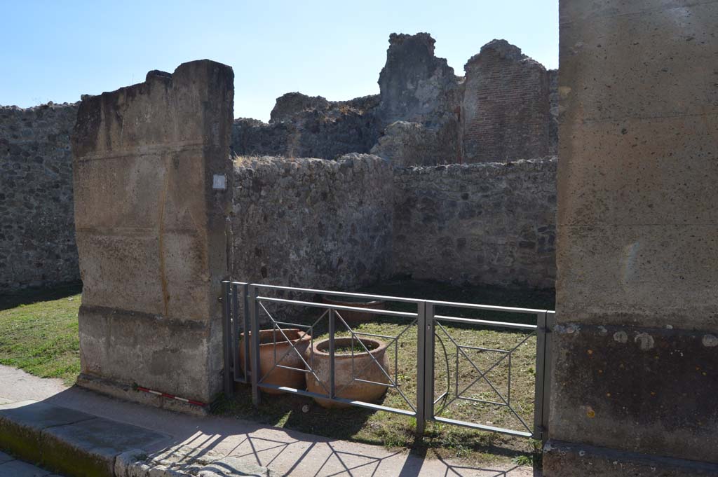 VII.12.9 Pompeii. September 2005. 3 large dolia.