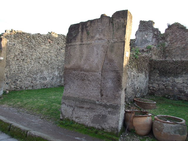 Site of wall painting of Mercury between VII.12.10 and VII.12.9.  See Fröhlich, T., 1991, Lararien und Fassadenbilder in den Vesuvstädten.  Mainz: von Zabern.  (F59: p.330).