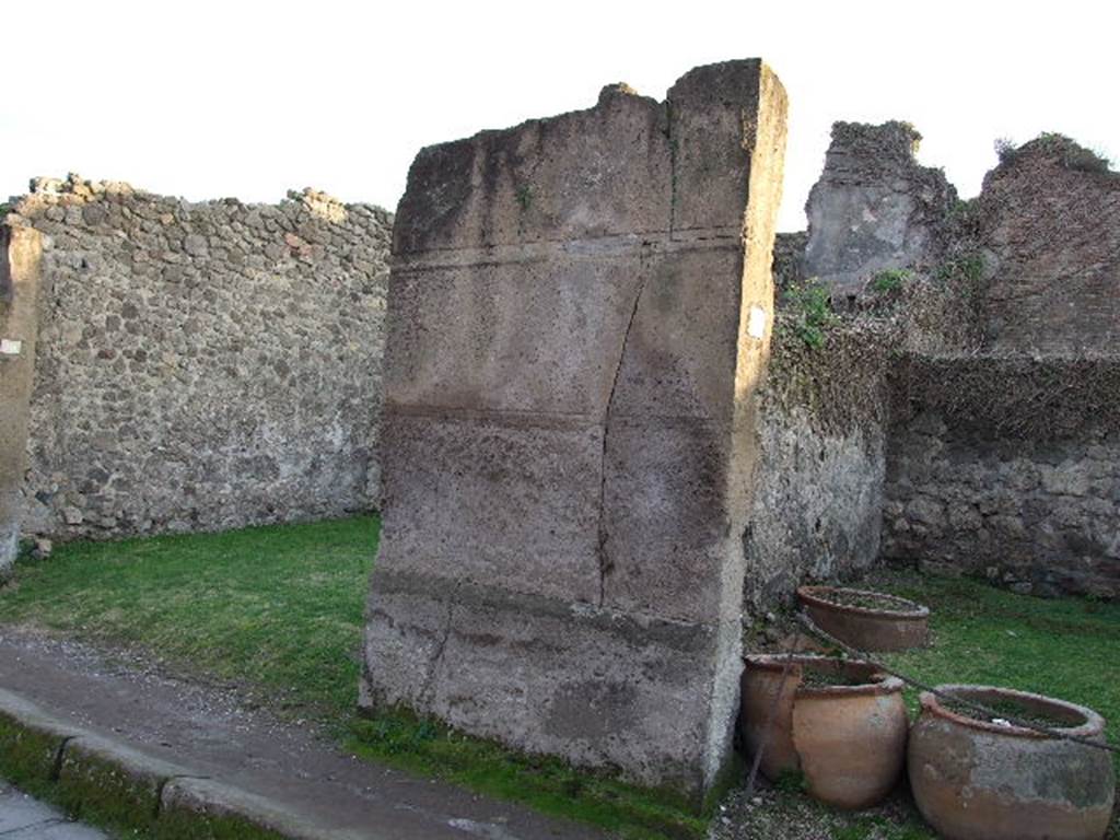 Site of wall painting of Mercury between VII.12.10 and VII.12.9. See Fröhlich, T., 1991, Lararien und Fassadenbilder in den Vesuvstädten. Mainz: von Zabern. (F59: p.330).